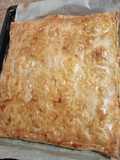 Coca de hojaldre con pisto, atún, huevo y melva