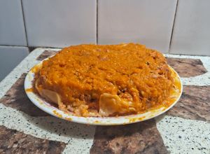 Una foto de Tarta con base de puré de zapallo rellena con bondiola y vegetales, panchos