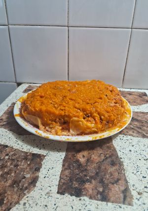 Una foto de Tarta con base de puré de zapallo rellena con bondiola y vegetales, panchos