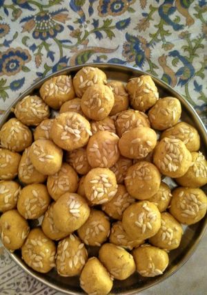 A picture of Besan laddu.