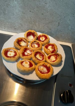 A picture of Quick Puff Pastry Mini Pizzas in the Air Fryer.
