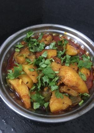 રીંગણ બટાકા નું શાક (Ringan Bataka Shak Recipe In Gujarati) રેસીપી મુખ્ય ફોટો