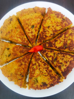 காளான் உருளைக்கிழங்கு பேன்கேக் பிட்சா (Mushroom potato pancake pizza recipe in tamil) செய்முறை முக்கிய புகைப்படம்