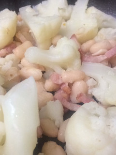 Una foto de Coliflor con judía blanca y bacon