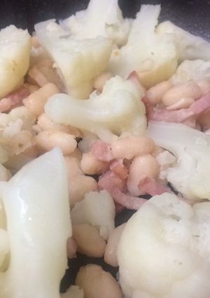 Una foto de Coliflor con judía blanca y bacon