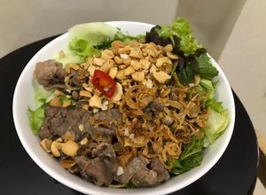 Hình của món Bún bò trộn.