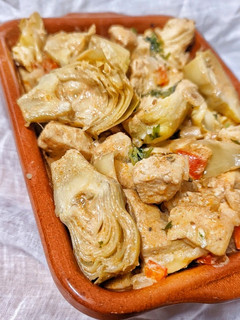 Una foto de Pollo a la crema con alcachofas