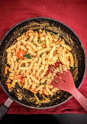 A picture of White sauce pasta.