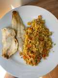 Merluza con “arroz” de coliflor y pimientos (mix de verduras)