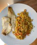 Merluza con “arroz” de coliflor y pimientos (mix de verduras)