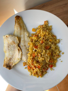 Una foto de Merluza con “arroz” de coliflor y pimientos (mix de verduras)