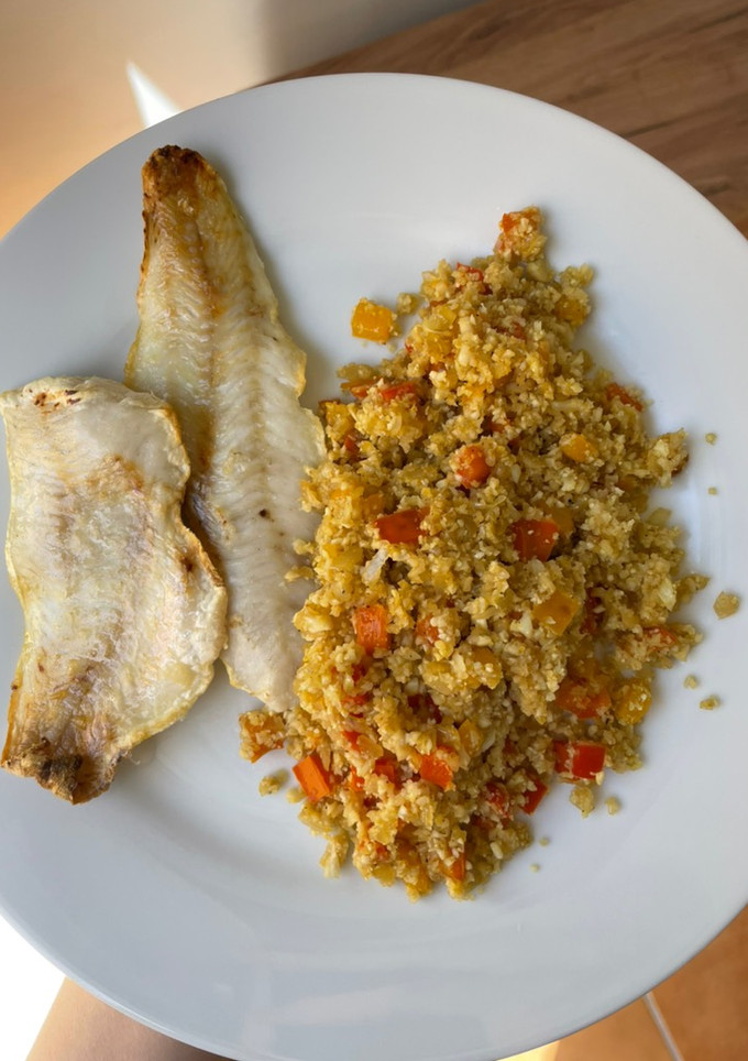 Una foto de Merluza con “arroz” de coliflor y pimientos (mix de verduras)
