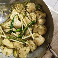 A picture of Chicken white karahi.