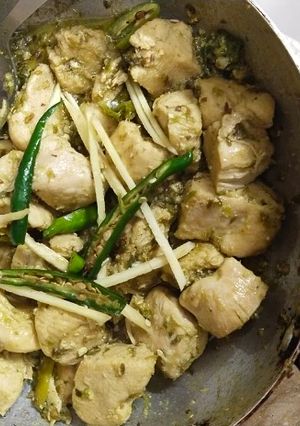 A picture of Chicken white karahi.