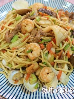 『台式海鮮什錦炒麵』快炒店的平民美食 的食譜成品照片