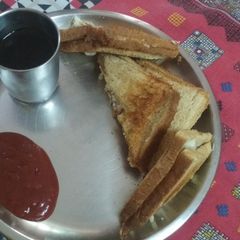 A picture of Aalu toast.