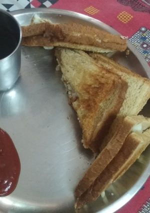 A picture of Aalu toast.