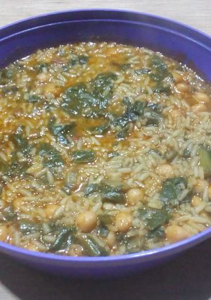 Una foto de Garbanzos con arroz y acelgas
