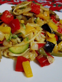 Una foto de Tallarines con verduras salteadas