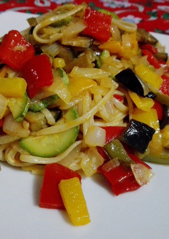 Una foto de Tallarines con verduras salteadas