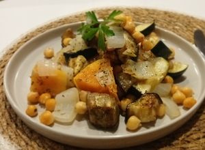 Foto principal de Asado meloso de calabaza, berenjena y calabacín con garbanzos crujientes