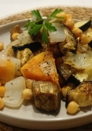 Foto principal de Asado meloso de calabaza, berenjena y calabacín con garbanzos crujientes