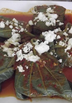 Una foto de Verduras en molotes  de hojas de hierba santa en caldillo de jitomate