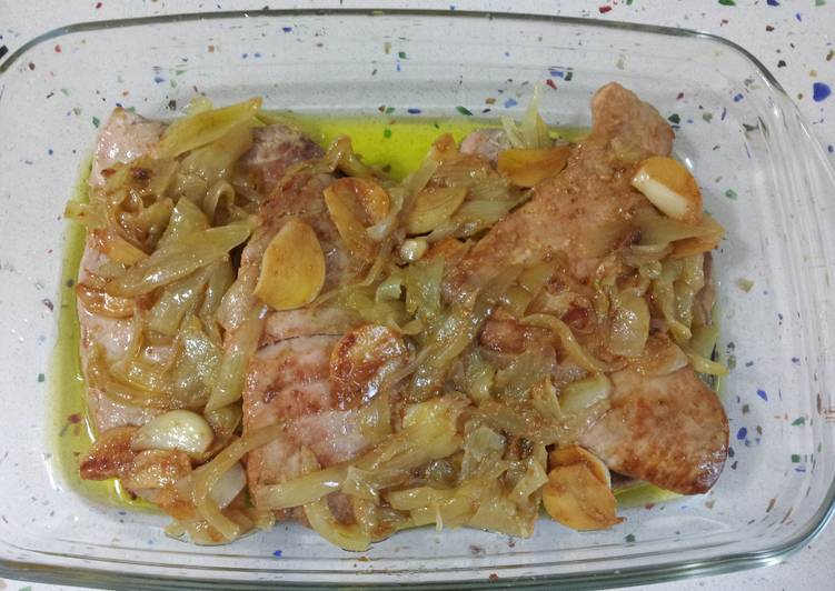 Atún encebollado