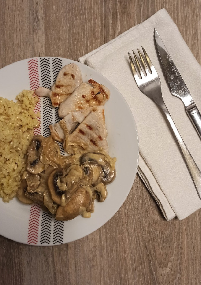 Una foto de Guarnición de champiñones y cebolla en salsa de queso al curry