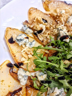Foto principal de Ensalada de peras caramelizadas con queso azul