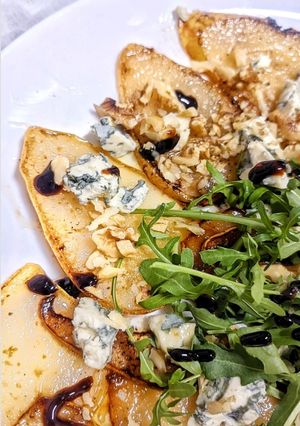 Una foto de Ensalada de peras caramelizadas con queso azul