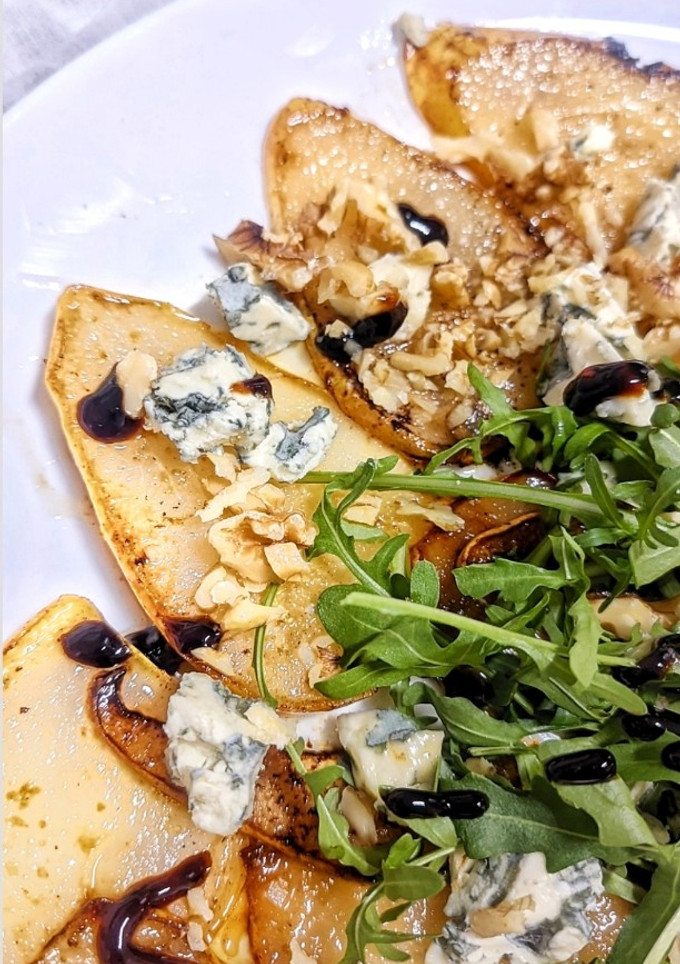 Una foto de Ensalada de peras caramelizadas con queso azul