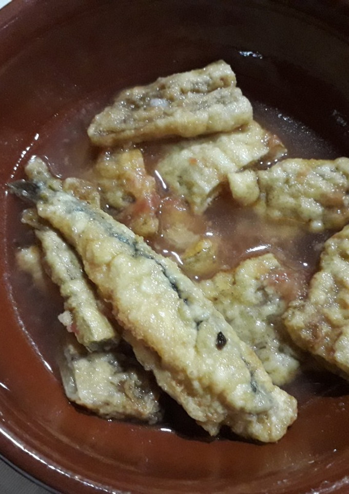 Una foto de Boquerones y pencas de acelga engazpachaos