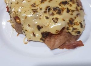 Una foto de Pollo a la pizza con queso provoleta