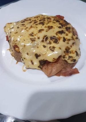Una foto de Pollo a la pizza con queso provoleta