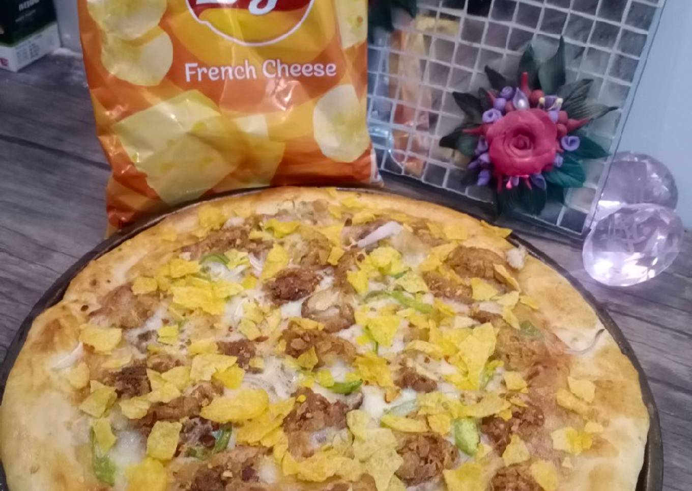 Nuggets pizza coated with lays chips
