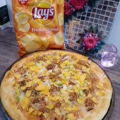 A picture of Nuggets pizza coated with lays chips.
