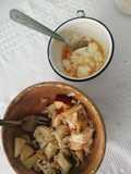 Ensalada fruta y huevo tibio