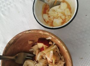 Una foto de Ensalada fruta y huevo tibio