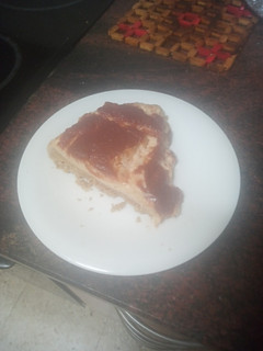Una foto de Tarta de mousse de turrón y yogur griego con base de avena y cubierta de membrillo