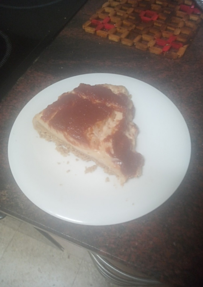 Una foto de Tarta de mousse de turrón y yogur griego con base de avena y cubierta de membrillo