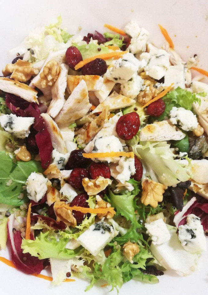 Una foto de Ensalada Fit de pollo y quinoa