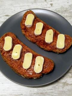 Una foto de Tostadas de sobrasada con miel y queso brie