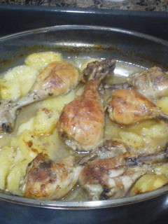 Una foto de Muslitos de pollo al horno con patatas