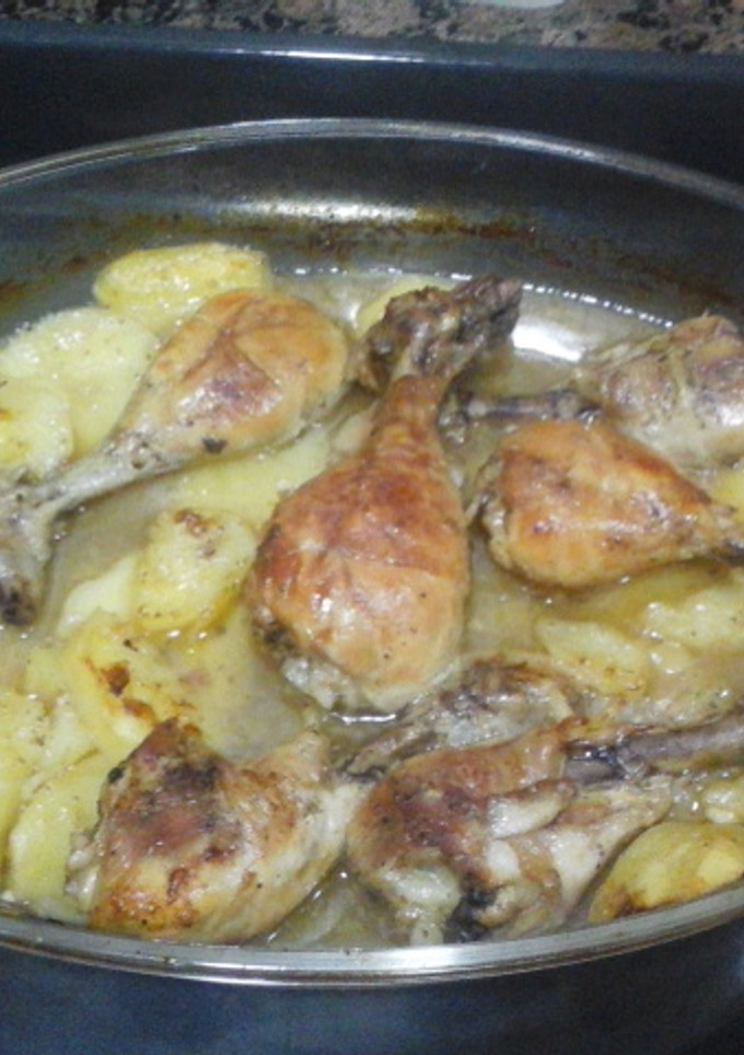 Una foto de Muslitos de pollo al horno con patatas