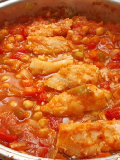 Una foto de Garbanzos con bacalao fresco y toque picante