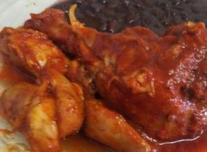 Una foto de Pollo enchilado