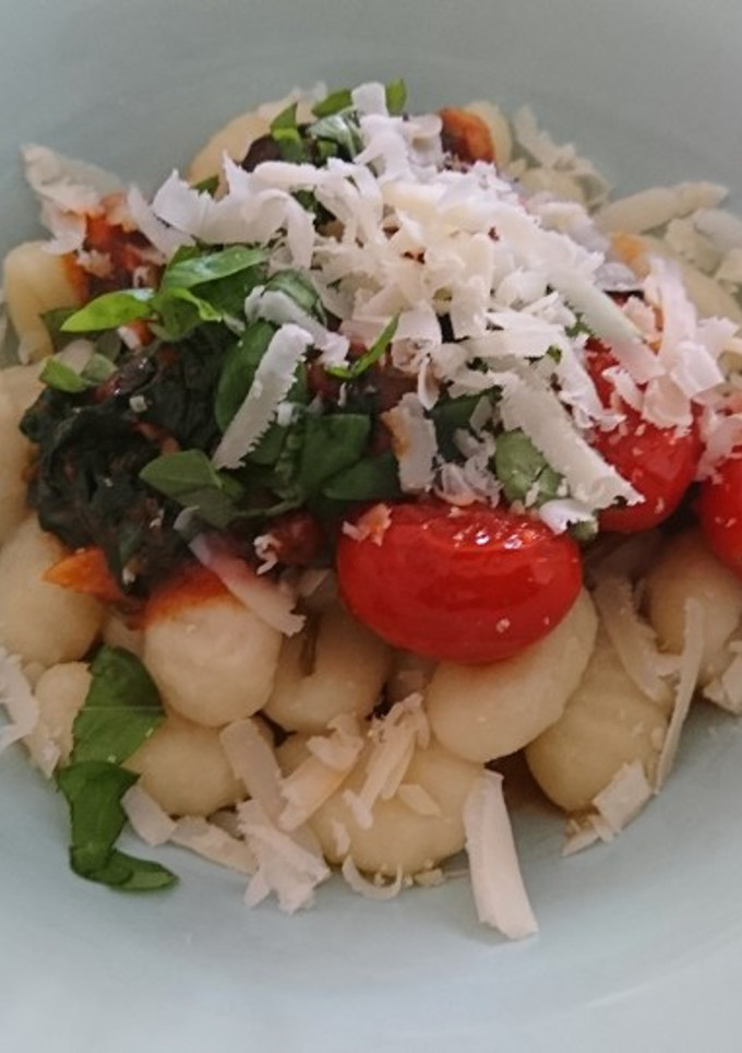 Una foto de Gnocchi con espinacas y tomates cherry