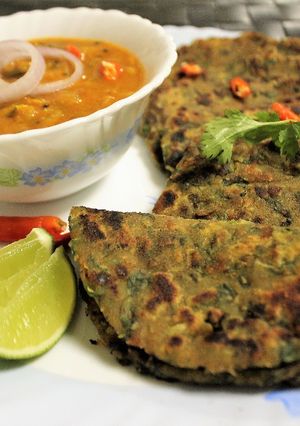 A picture of Kulfa Saag Paratha.