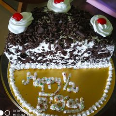 A picture of Black Forest Half Cake.